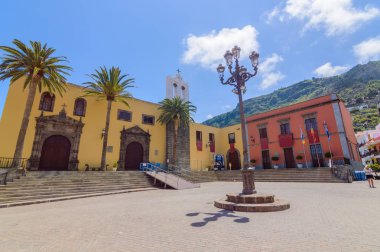 Garachico meydanındaki renkli ve neşeli geleneksel binalar. 14 Nisan 2019. Garachico, Santa Cruz De Tenerife İspanya Afrika. Seyahat Turizmi Sokak Fotoğrafçılığı.