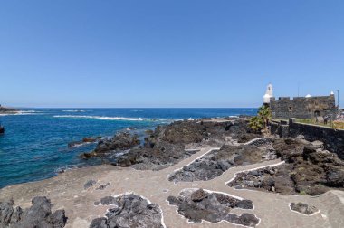 Volkanik kayalar ve Garachico 'daki cehennemin dibindeki San Miguel Kalesi tarafından oluşturulan körfez. 14 Nisan 2019. Garachico, Santa Cruz De Tenerife İspanya Afrika. Seyahat Turizmi Sokak Fotoğrafçılığı.