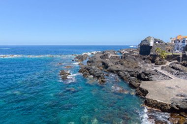 Volkanik kayalar ve Garachico 'daki cehennemin dibindeki San Miguel Kalesi tarafından oluşturulan körfez. 14 Nisan 2019. Garachico, Santa Cruz De Tenerife İspanya Afrika. Seyahat Turizmi Sokak Fotoğrafçılığı.