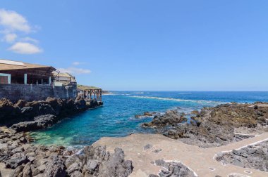 Volkanik kayaların oluşturduğu körfez ve Garachico 'da eski bir ahşap iskele. 14 Nisan 2019. Garachico, Santa Cruz De Tenerife İspanya Afrika. Seyahat Turizmi Sokak Fotoğrafçılığı.