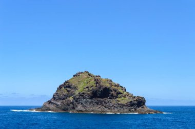 Roque de Garachico 'nun Ulusal İlgi Alanı ve Doğal Anıtı' nın güzel manzarası. 14 Nisan 2019. Garachico, Santa Cruz De Tenerife İspanya Afrika. Seyahat Turizmi Sokak Fotoğrafçılığı.