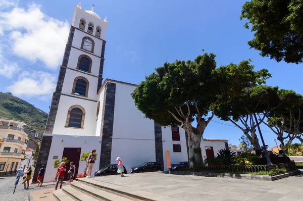 Garachico 'daki Santa Ana Kilisesi' nin ana cephesi. 14 Nisan 2019. Garachico, Santa Cruz De Tenerife İspanya Afrika. Seyahat Turizmi Sokak Fotoğrafçılığı.