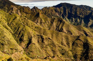 La Gomera 'daki zirvenin sisinde vadinin üzerine yeşil yamaçlar düşüyor. 15 Nisan 2019. La Gomera, Santa Cruz De Tenerife İspanya Afrika. Seyahat Turizmi Fotoğraf Doğası.
