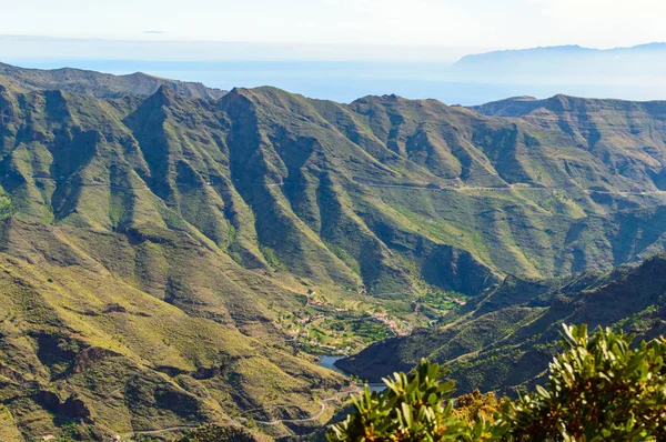La Gomera 'daki zirvenin sisinde vadinin üzerine yeşil yamaçlar düşüyor. 15 Nisan 2019. La Gomera, Santa Cruz De Tenerife İspanya Afrika. Seyahat Turizmi Fotoğraf Doğası.