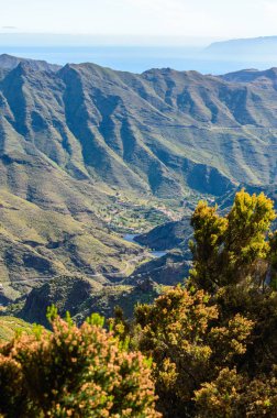 La Gomera 'daki zirvenin sisli havasında Laja bakış açısındaki vadiye giden kıvrımlı bir nehir. 15 Nisan 2019. La Gomera, Santa Cruz De Tenerife İspanya Afrika. Seyahat Turizmi Fotoğraf Doğası.