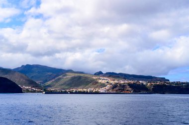 La Gomera adasının açık denizlerinden muhteşem manzaralar. 15 Nisan 2019. La Gomera, Santa Cruz de Tenerife İspanya Afrika. Seyahat Turizmi Fotoğraf Doğası.
