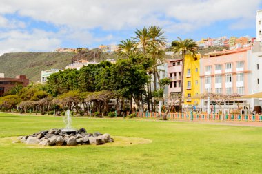 San Sebastian De La Gomera 'daki Torre Del Conde Parkı' nın ortasında harika bir çeşme. 15 Nisan 2019. La Gomera, Santa Cruz de Tenerife İspanya Afrika. Seyahat Turizmi Fotoğraf Doğası.