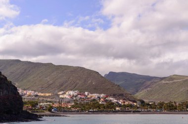 La Gomera adasının açık denizlerinden muhteşem manzaralar. 15 Nisan 2019. La Gomera, Santa Cruz de Tenerife İspanya Afrika. Seyahat Turizmi Fotoğraf Doğası.