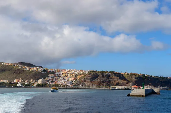 Magnifika Vyer Från Havet Med Färjans Vakna Och Som Bakgrund — Stockfoto