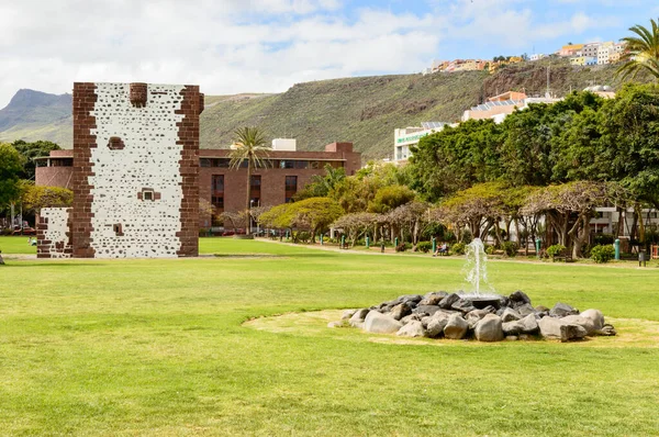 Conde Tower Achter Een Pittoreske Fontein 15E Eeuwse Kusttoren San — Stockfoto