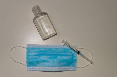 Covid-19 'dan kaçınmak için kişisel koruyucu ekipman seti. Coronavirus olarak da bilinir. Covid-19 Test Yazısı için Hidroalkolik Jel Maske ve Şırınga.