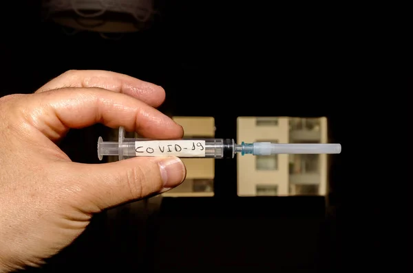 Médecin Dans Laboratoire Hôpital Tient Vaccin Covid Entre Ses Doigts — Photo