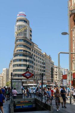 Geçmişi olan Callao Metro İstasyonu Madrid 'deki Gran Via' daki Capitol Binası. 15 Haziran 2019. Madrid mi? İspanya. Seyahat Turizm Tatilleri