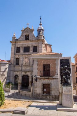 Yanındaki Castrense Katedrali Kilisesi 'nin ana cephesi, Avusturya Kralı XIII. Alfonso ve Victoria Eugenia' ya yapılan saldırının kurbanlarının anıtı. 15 Haziran 2019. Madrid mi? İspanya. Seyahat Turizm Tatilleri