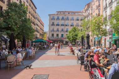 Castiza Chueca Meydanı 'nda barlar ve dükkanlardan oluşan terasları, Madrid' de eşcinsel gururunun beşiği. 15 Haziran 2019. Madrid mi? İspanya. Seyahat Turizm Tatilleri