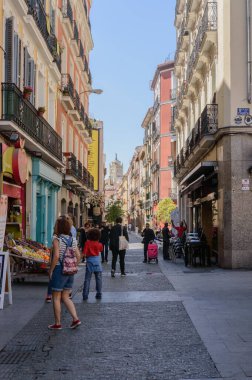 İnsanlar Chueca Meydanı 'nda dolaşıp Madrid' deki gey gururunun beşiğini satın alıyorlar. 15 Haziran 2019. Madrid mi? İspanya. Seyahat Turizm Tatilleri