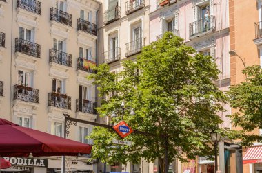 Madrid 'deki ünlü Chueca Metro İstasyonu Eşcinsel Gururu. 15 Haziran 2019. Madrid mi? İspanya. Seyahat Turizm Tatilleri