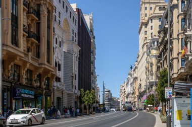Gran Via 'da araba tamamen temizlenmiş ve Madrid' den zar zor geçenler var. 15 Haziran 2019. Madrid mi? İspanya. Seyahat Turizm Tatilleri