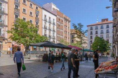 Castiza Chueca Meydanı 'nda barlar ve dükkanlardan oluşan terasları, Madrid' de eşcinsel gururunun beşiği. 15 Haziran 2019. Madrid mi? İspanya. Seyahat Turizm Tatilleri