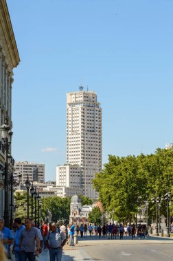 Avusturya 'nın Madrid kentindeki Palacio of Oriente' nin yan görüntüsü İspanya Meydanı binası. 15 Haziran 2019. Madrid mi? İspanya. Seyahat Turizm Tatilleri