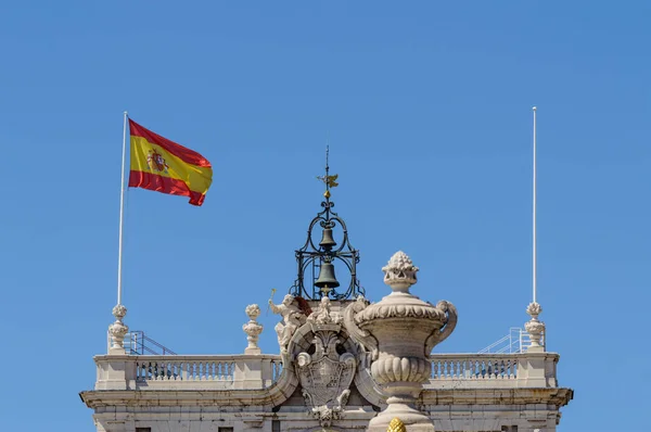 马德里王宫的高立面迎风飘扬着西班牙国旗 2019年6月15日 马德里 西班牙 旅游假期 — 图库照片