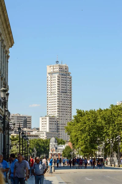 マドリードのオリエンテ宮殿のサイドビューオーストリアの背景としてスペイン広場の建物 2019年6月15日 マドリード スペインだ 旅行観光の休日 — ストック写真