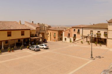 Hita 'daki Ortaçağ Kökeni' nin muhteşem Arcipreste Meydanı. 23 Temmuz 2019. Hita Guadalajara Castilla La Mancha. İspanya. Seyahat Turizm Tatilleri