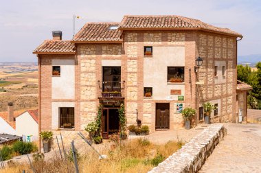 Güzel bir ev yenilendi ve 19. yüzyılda Hita 'da bir kır evine dönüştürüldü. 23 Temmuz 2019. Hita Guadalajara Castilla La Mancha. İspanya. Seyahat Turizm Tatilleri