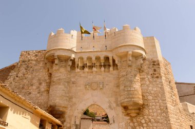 Hita 'daki Juan Ruiz Başrahibine adanmış ortaçağ Hita kapısının dış görünüşü de Puerta de Santa Maria olarak bilinir. 23 Temmuz 2019. Hita Guadalajara Castilla La Mancha. İspanya. Seyahat Turizm Tatilleri