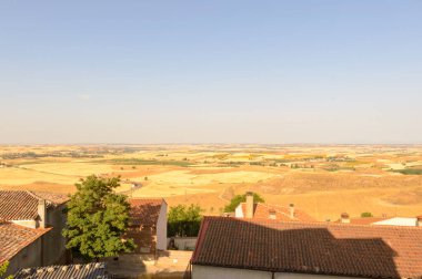 Castilla 'nın muhteşem manzarası ve Hita' nın evlerinin yüzüncü yıl çatıları. 23 Temmuz 2019. Hita Guadalajara Castilla La Mancha. İspanya. Seyahat Turizm Tatilleri
