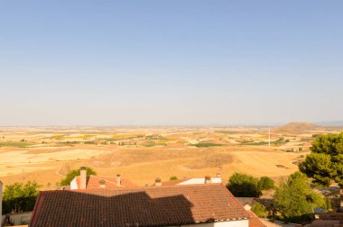 Castilla 'nın muhteşem manzarası ve Hita' nın evlerinin yüzüncü yıl çatıları. 23 Temmuz 2019. Hita Guadalajara Castilla La Mancha. İspanya. Seyahat Turizm Tatilleri