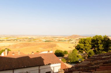 Castilla 'nın muhteşem manzarası ve Hita' nın evlerinin yüzüncü yıl çatıları. 23 Temmuz 2019. Hita Guadalajara Castilla La Mancha. İspanya. Seyahat Turizm Tatilleri