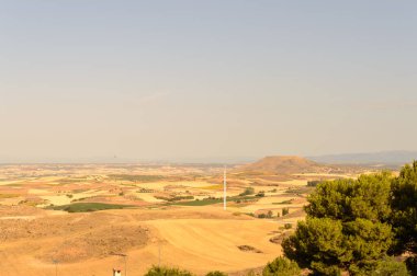 Castilla 'nın muhteşem manzarası ve Hita' nın evlerinin yüzüncü yıl çatıları. 23 Temmuz 2019. Hita Guadalajara Castilla La Mancha. İspanya. Seyahat Turizm Tatilleri