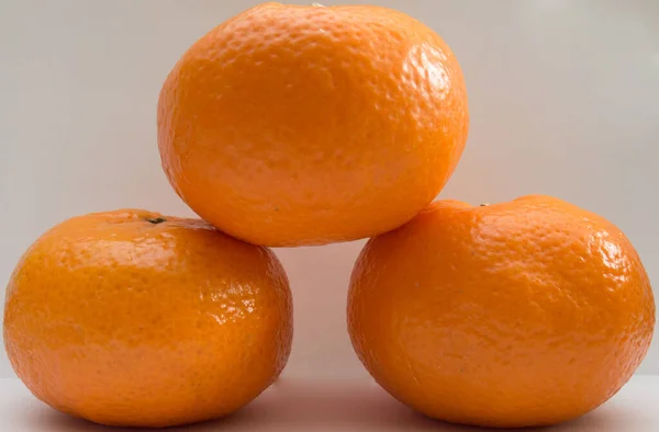 Drie Tangerines Podium Witte Achtergrond — Stockfoto
