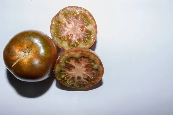 Tiro Aéreo Grupo Dois Tomates Kumato Deles Meio Aberto Fundo — Fotografia de Stock