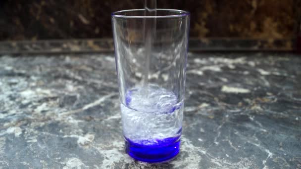 Wasser Wird Ein Glas Gegossen — Stockvideo