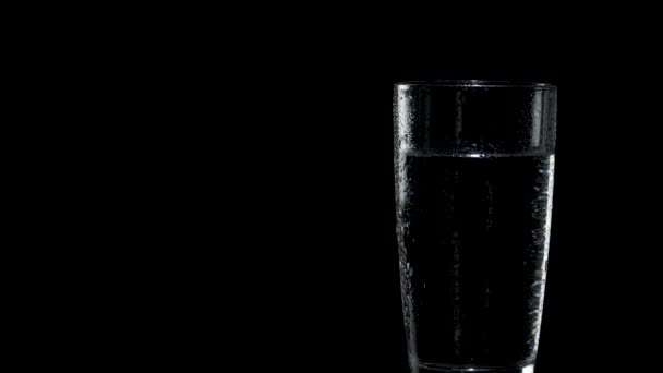 Un verre d'eau humide est situé sur le côté droit de l'écran 