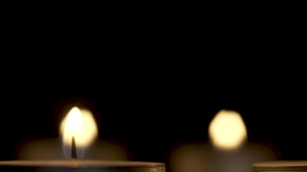Las velas encendidas montan lentamente en un círculo en la oscuridad — Vídeos de Stock