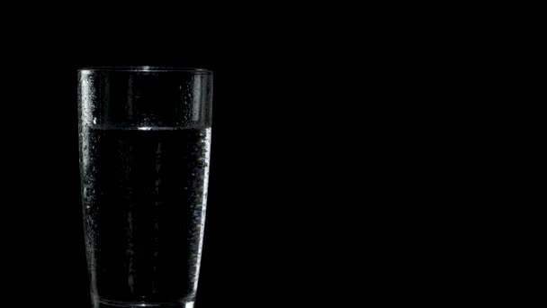 Un verre d'eau sort du côté gauche de l'écran et s'arrête à droite 