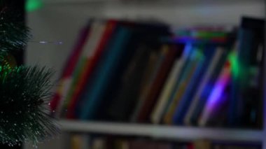 Kırmızı Noel topu yatay kamera panoraması sağdan sola