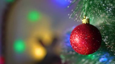 Kırmızı Noel balosu ve parıldayan renkli ışıklar