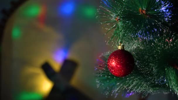 Bola roja de Navidad colgando en el fondo de la chimenea — Vídeos de Stock