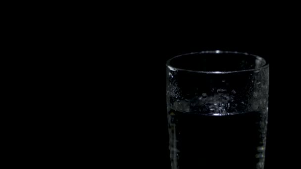 El vaso mojado de agua gira y se mueve de derecha a izquierda — Vídeos de Stock