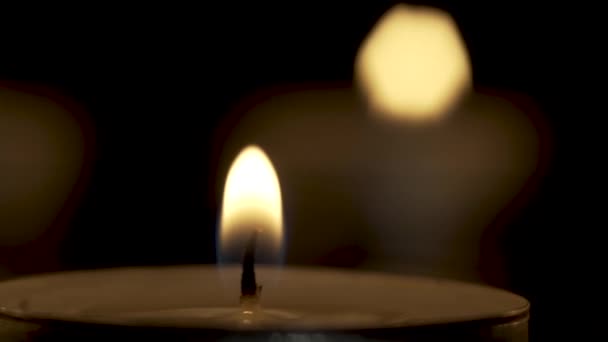 Свічки в темряві рухаються по колу на конвеєрі — стокове відео