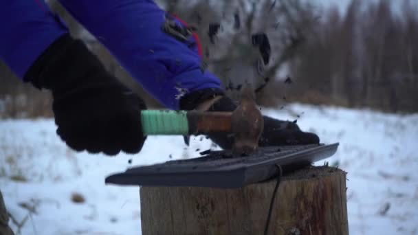 Az ember összetöri a billentyűzetét egy kalapáccsal lassított felvételen. — Stock videók