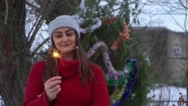 The girl lights a Sparkler and rejoices — Stok video