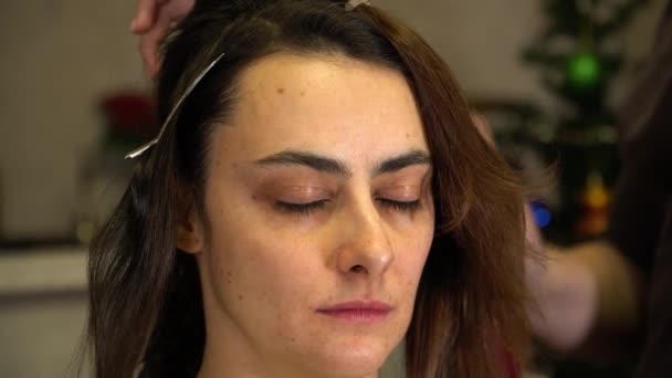 스타일리스트는 머리 모양을 만들 때 미용 분무기를 사용하여 소녀들의 머리를 고정 시킨다 — 비디오