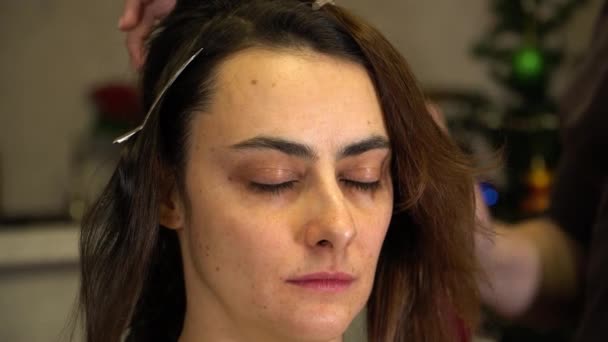 El estilista utiliza laca para fijar el cabello de las niñas al crear un peinado — Vídeo de stock