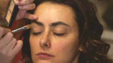 Stilist, modelin göz kapaklarına ton temeli koyar
