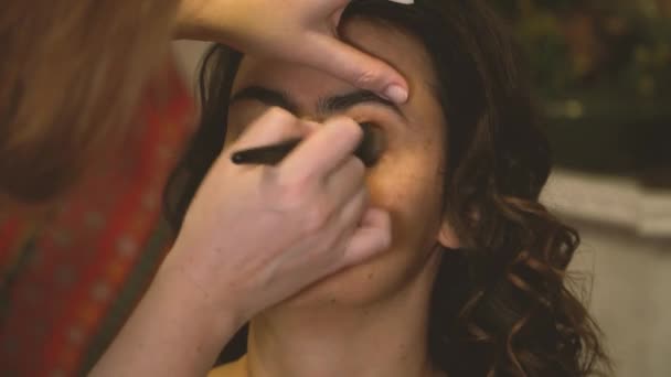 Stylista aplikuje make-up nadace na dívčí obličej — Stock video